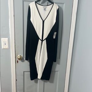 Carmen Marc Valvo Black and White Long Sleeve V-Neck Bodycon Dress